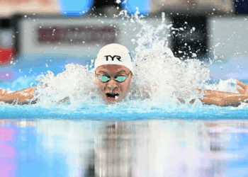 Léon Marchand hace historia; bate récord mundial