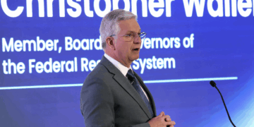 Gobernador de Fed insta a recortar las tasas; se apunta para suplir a Powell