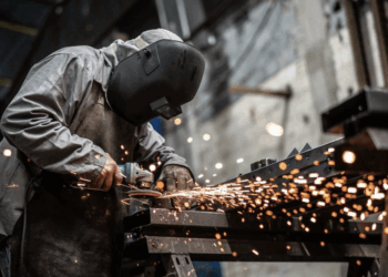 Gobernador de Fed insta a recortar las tasas; se apunta para suplir a Powell