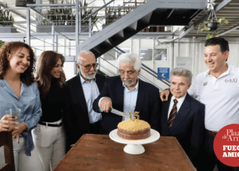 Acompañan exgobernadores a cortar el pastel