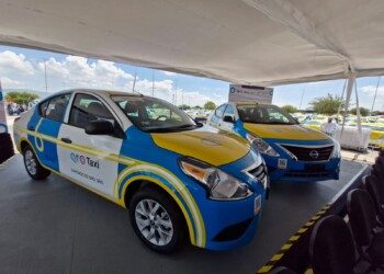 Entregan primeras unidades del programa QroTaxi