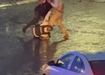 Batallan policías para detener a una persona