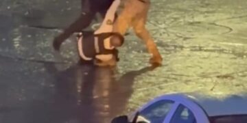 Batallan policías para detener a una persona