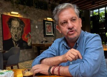 Luis Humberto levanta la mano