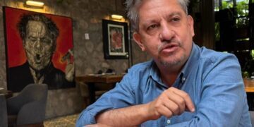 Luis Humberto levanta la mano