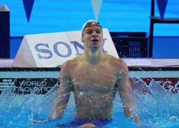 Léon Marchand hace historia; bate récord mundial