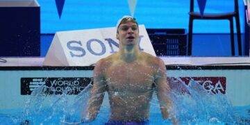 Léon Marchand hace historia; bate récord mundial