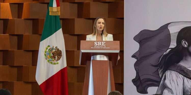 Paloma Palacios presenta informe de actividades de la AMAIE en la SRE