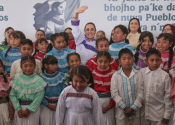 Claudia entrega recursos para comunidades