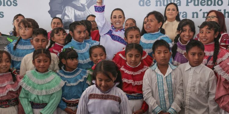 Claudia entrega recursos para comunidades