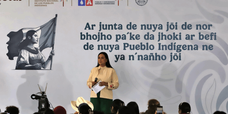 Claudia entrega recursos para comunidades