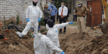 Encuentran los restos de 32 personas en una fosa en el estado de Guanajuato