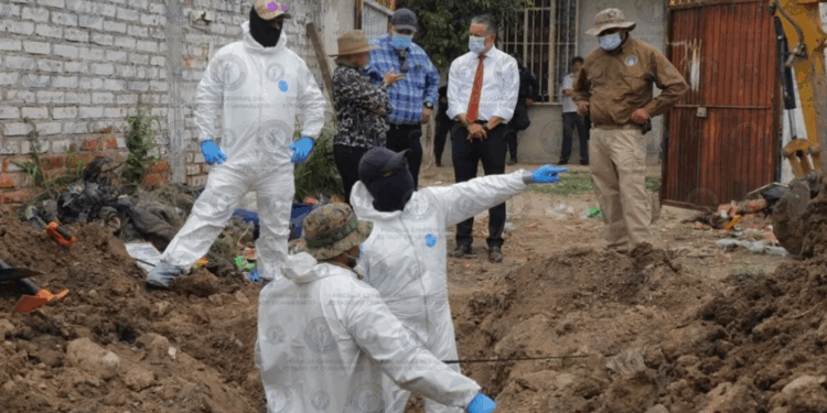 Encuentran los restos de 32 personas en una fosa en el estado de Guanajuato