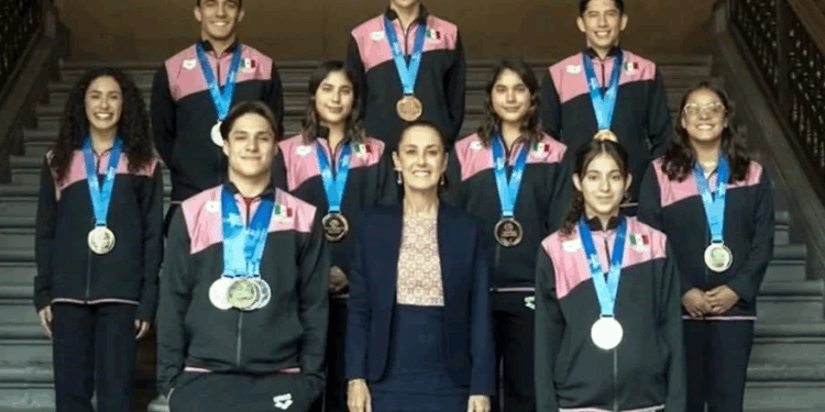 Recibe Sheinbaum a clavadistas mexicanos