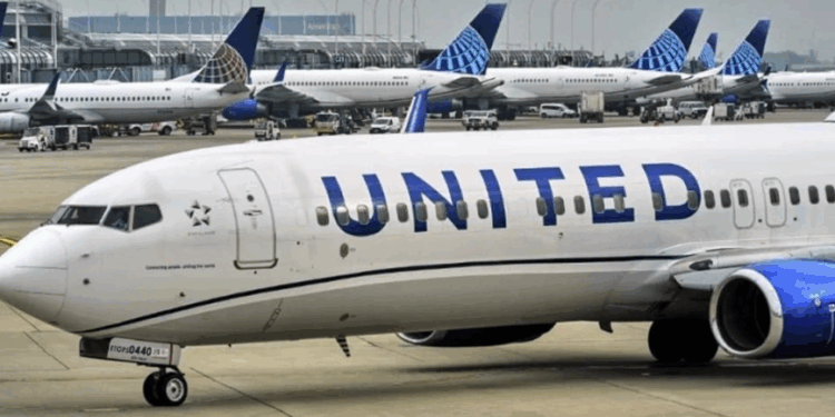 Suspende por fallas United vuelos en EU