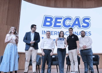 Entrega capital 162 becas a jóvenes en el programa “Vive México”