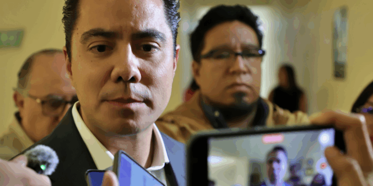 Dan último adiós familiares y amigos a Matías Gómez