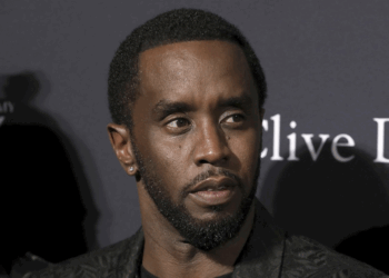 Denuncia Diddy comida “con gusanos”