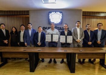 Firma Felifer Macías convenio con el Instituto Registral y Catastral