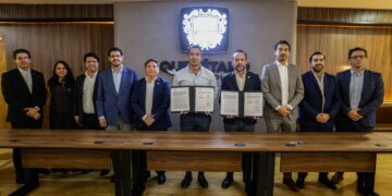 Firma Felifer Macías convenio con el Instituto Registral y Catastral