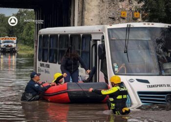 Realizan rescate de personas en la carretera 200