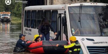 Realizan rescate de personas en la carretera 200