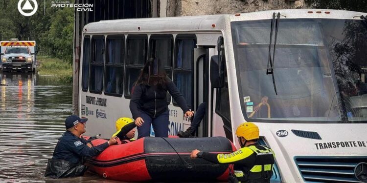 Realizan rescate de personas en la carretera 200