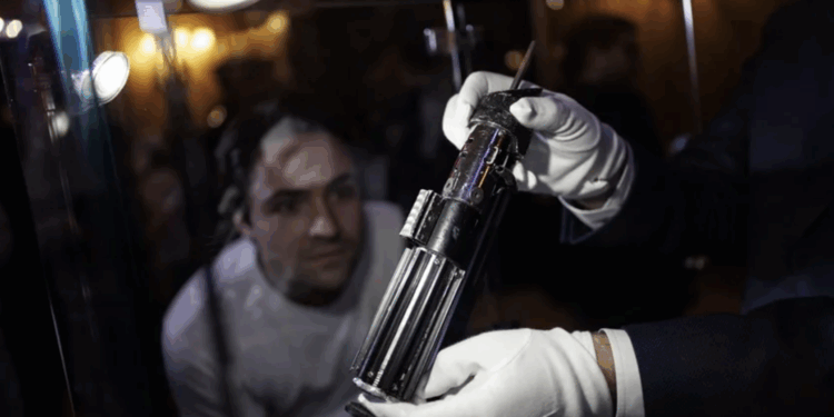 Sable de Darth Vader, el casco de Sauron o la varita de Harry Potter, a subasta en EU