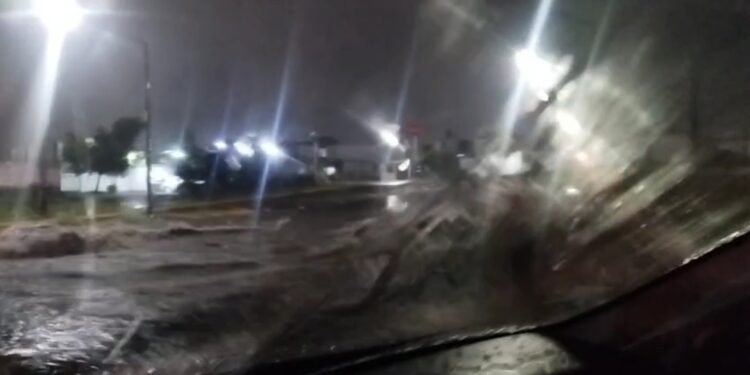Cae fuerte lluvia en Corregidora