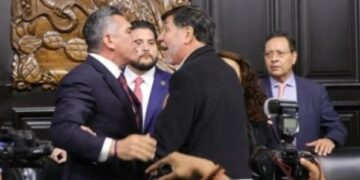 Llegan a los golpes Alito y Fernández Noroña