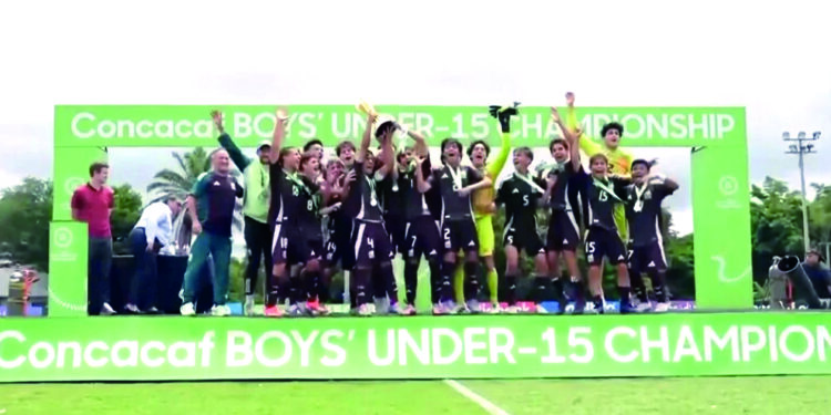 Pumas empata con Necaxa en un diluvio