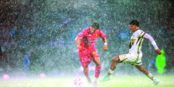 Pumas empata con Necaxa en un diluvio