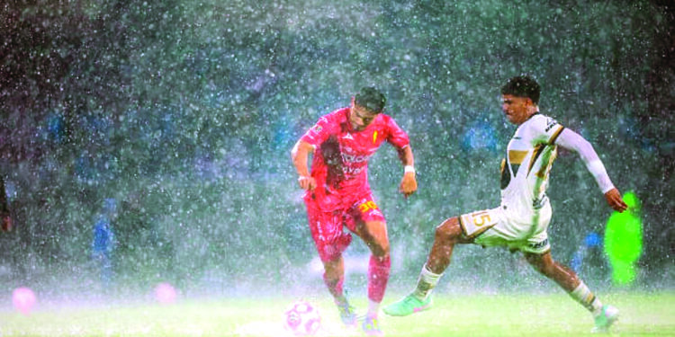 Pumas empata con Necaxa en un diluvio