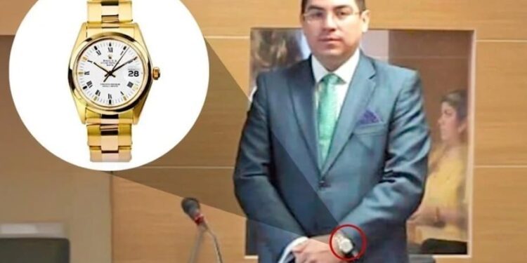 Demandan destitución de jefe aduanal “Lord Relojes”