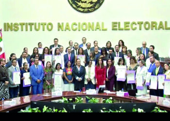 Entrega INE constancia a mujeres y ‘reprobados’