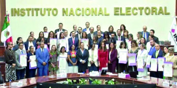 Entrega INE constancia a mujeres y ‘reprobados’