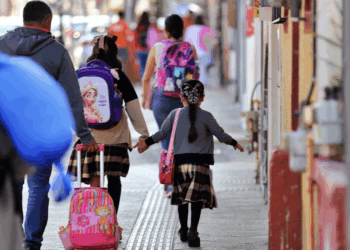 Entre las lágrimas, nervios y emoción: Regresan a clases 356 mil estudiantes