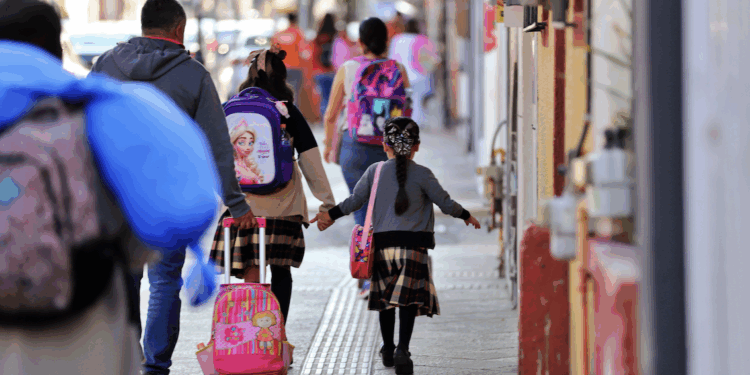 Entre las lágrimas, nervios y emoción: Regresan a clases 356 mil estudiantes