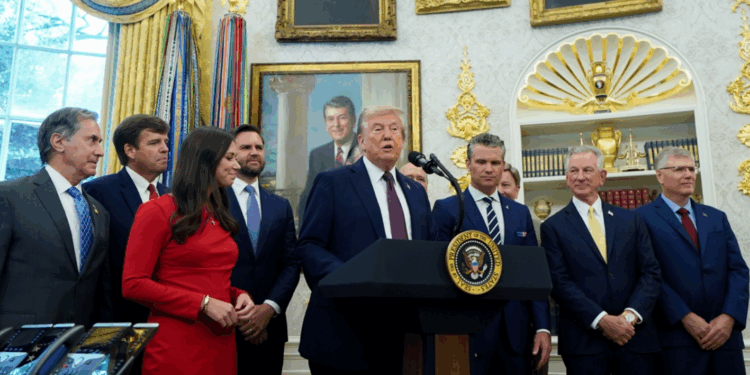 Trump confirma que 11 “terroristas” del Tren de Aragua fueron eliminados en ataque a barco