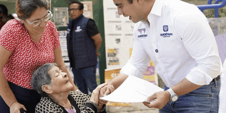 Entrega Felifer apoyos en Felipe Carrillo Puerto