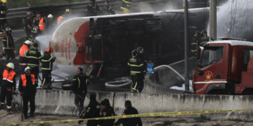Suman cuatro muertos y 90 heridos por explosión de pipa en el puente de La Concordia