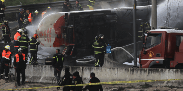 Suman cuatro muertos y 90 heridos por explosión de pipa en el puente de La Concordia