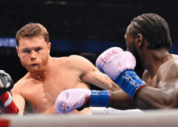 Sorprende Crawford a Canelo y le arrebata los títulos