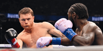 Sorprende Crawford a Canelo y le arrebata los títulos