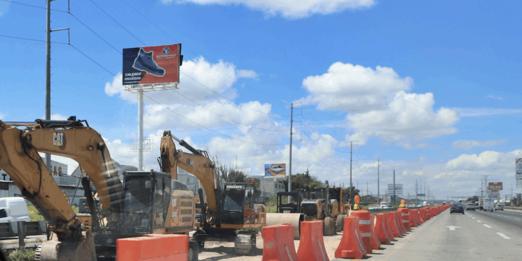 Brinda apoyo a familias de víctimas del accidente en la carretera a Bernal