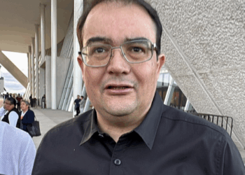 Brinda apoyo a familias de víctimas del accidente en la carretera a Bernal