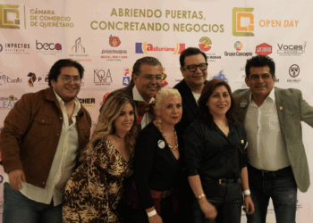 Brinda apoyo a familias de víctimas del accidente en la carretera a Bernal