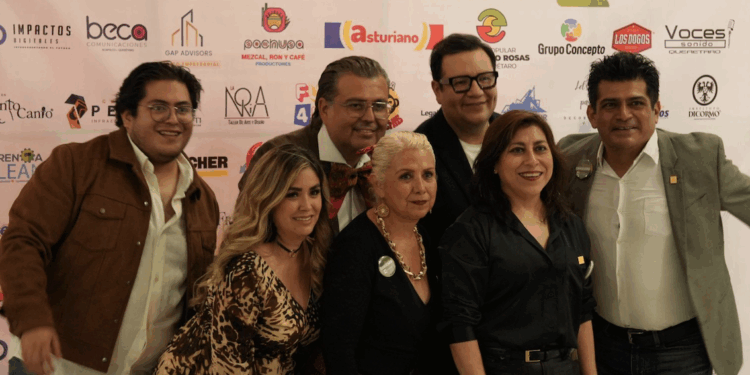 Brinda apoyo a familias de víctimas del accidente en la carretera a Bernal