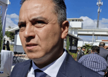 Brinda apoyo a familias de víctimas del accidente en la carretera a Bernal