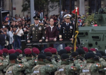 Desfilan Fuerzas Armadas ante Sheinbaum